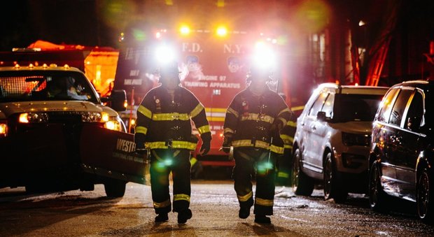 New York, incendio in un palazzo: 12 morti, fra le vittime anche un bimbo