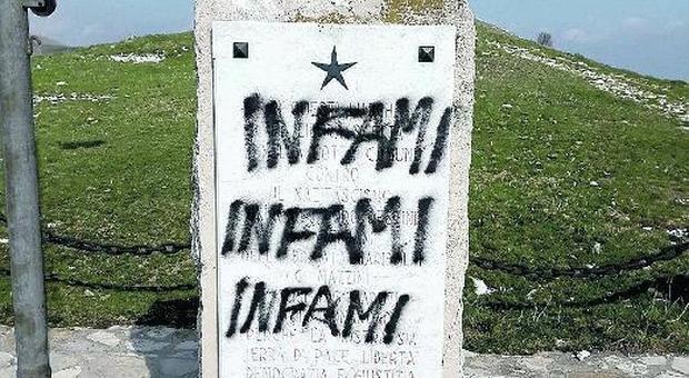 “Infami, infami, infami”: sfregio al monumento dei partigiani
