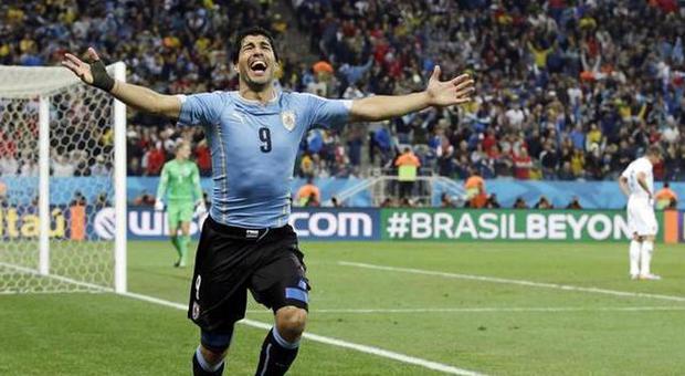Uruguay-Inghilterra 2-1, doppietta di un grande Suarez