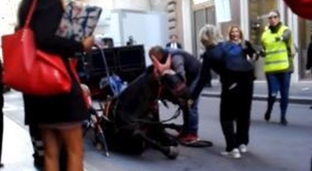 Cavallo di una botticella cade in via Condotti: paura in centro a Roma