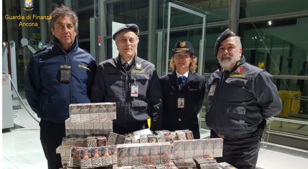 Sigarette di contrabbando sull aereo: il carico viaggiava sul volo da Monaco