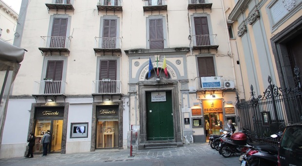Napoli, Municipalità paralizzate: 6 mesi per un documento tra centralini muti e mail inutili
