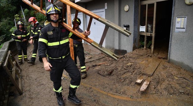 immagine Maltempo, frana travolge una casa nel Genovese: famiglia di 6 persone salvata dai pompieri