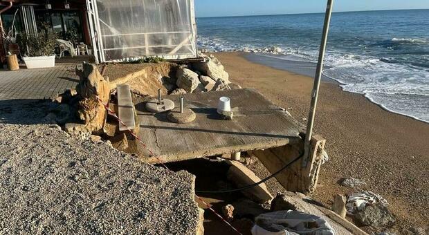 Porto Recanati, spiaggia distrutta dalle mareggiate. Arrivano i tecnici per il sopralluogo: oggi l’incontro con la Regione