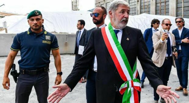 Genova, sindaco Bucci cade in casa e si frattura sei costole: starà fermo per tre settimane