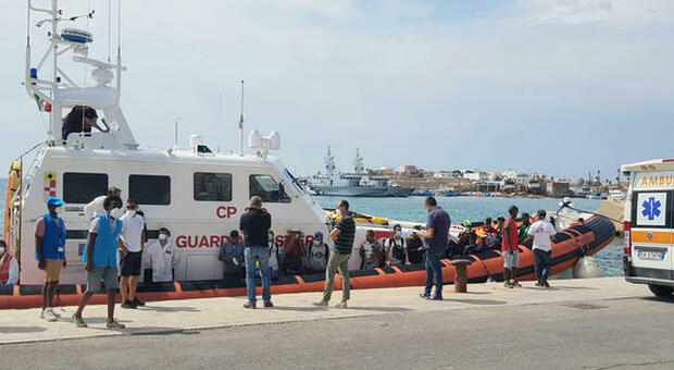 Lampedusa, hotspot al collasso per i troppi migranti: il sindaco chiede un incontro con Draghi