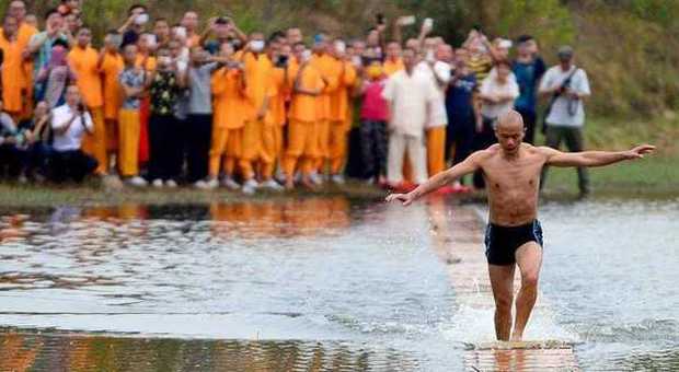 Il monaco che cammina e corre sull'acqua, le foto fanno il giro del mondo: ecco come fa