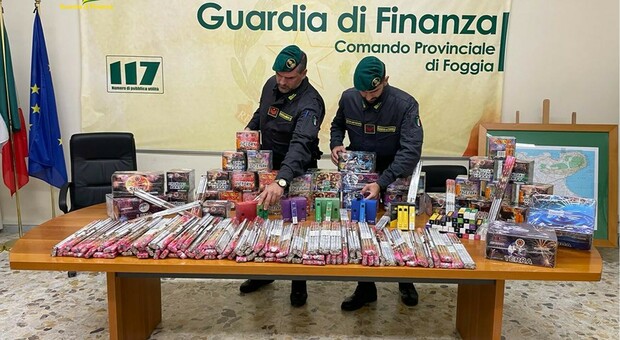 Fuochi d'artificio e sigarette elettroniche illegali con il doppio della nicotina ammessa: maxi sequestro della Guardia di Finanza