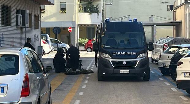 Valigia sospetta ad Ancona, scatta l’allarme bomba. Piano ostaggio di un clochard per un’ora