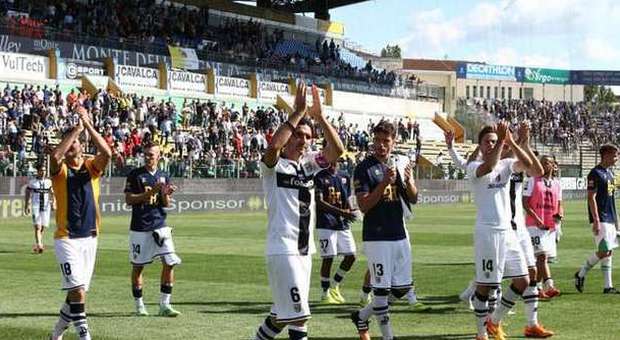 Ultima in casa, il Parma saluta i tifosi. Il Tardini canta: «Torneremo in Serie A»