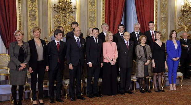 Foto di gruppo della nuova squadra di governo (Ansa)