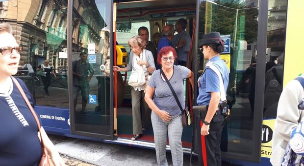 Guasto, tram bloccato in Corso del Popolo: caldo, afa e attacchi di panico