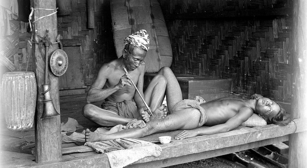 Seduta di tatuaggi, Myanmar 1890 (Royal Geographical Society, Courtesy Getty Images)