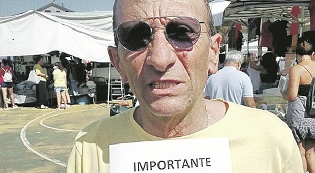 Pesaro, gli ambulanti del mercato distribuiscono 2mila volantini: «Ricordatevi la mascherina»