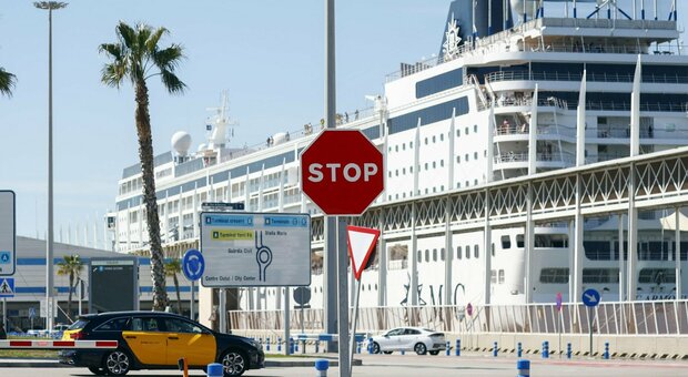 Nave crociera Msc bloccata a Barcellona, a bordo 69 persone con passaporti falsi: sbarco vietato