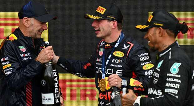 Hamilton sul podio con Newey e Verstappen