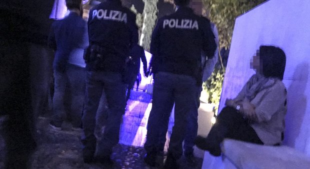 Roma, buttafuori accoltellato fuori da un locale la notte di Halloween: arrestato 20enne