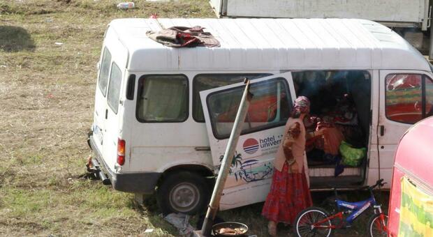 Giugliano, controlli ai campi nomadi: 4 veicoli senza Rc auto sequestrati