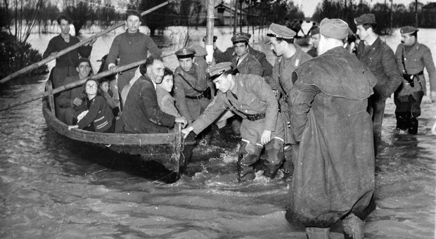Soccorsi con le barche durante l'alluvione del '51.