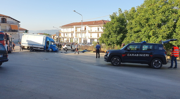 Salerno, scontro tra un'auto e un furgone: un morto e tre feriti gravi
