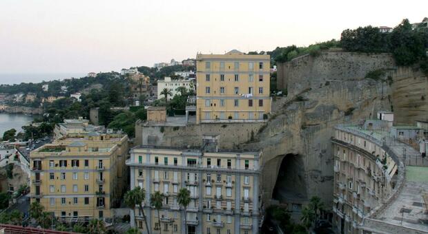 Napoli, ville fantasma e vip truffati a Posillipo: il raggiro immobiliare in tre mosse