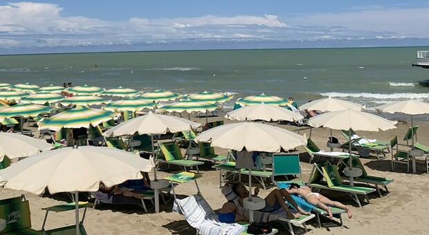 Balneari stoici sulla spiaggia di velluto, avanti a oltranza a Senigallia: «Finché c’è il sole noi resistiamo»