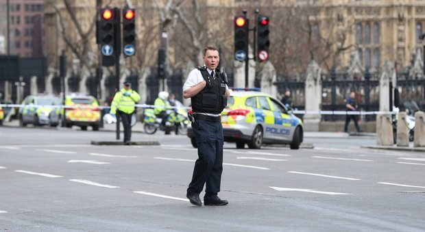Attacco a Londra, polizia cerca sospetti all'interno di Westminster