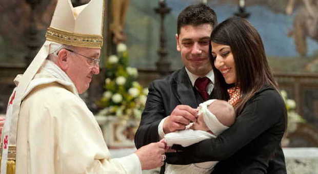 Papa Francesco durante un battesimo