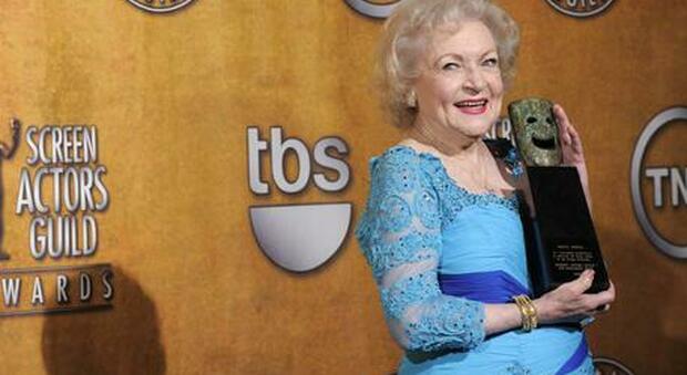 Betty White, muore la star della tv americana: a gennaio avrebbe compiuto 100 anni