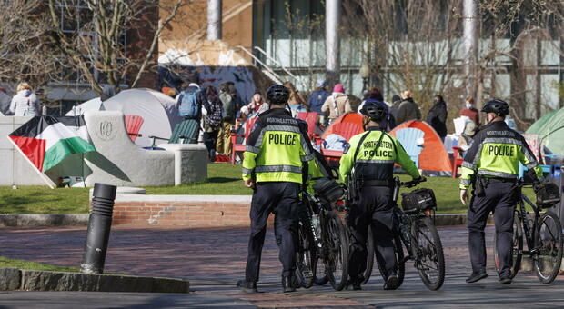 Boston, 100 arresti all'università per le proteste pro Gaza: sgomberata l'occupazione dell'ateneo
