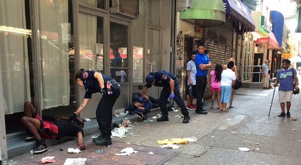 New York, 33 persone collassano in strada a Brooklyn: avevano preso la stessa droga