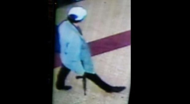 L'uomo col fucile nella metro nel caso simile risalente all'anno scorso