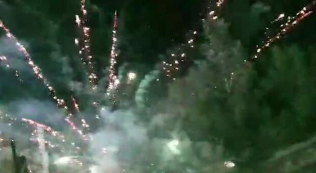 Torino, No Tav lanciano fuochi d'artificio contro il cantiere di Chiomonte e incendiano un bosco