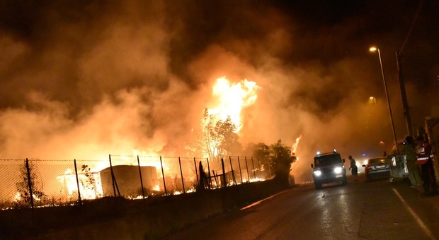 Inferno di fuoco a Civitavecchia, a rischio alcune case e l'autostrada