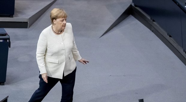 Angela Merkel colta di nuovo da tremori sul palco, paura per la Cancelliera