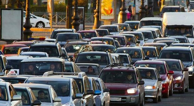 Traffico, gli automobilisti sono favorevoli all’eventuale aumento dei limiti di velocità a 150 km/h