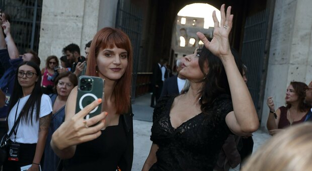 Da sinistra, la cantante Chiara Galiazzo fa un selfie con Maria Grazia Cucinotta al Tempio di Venere