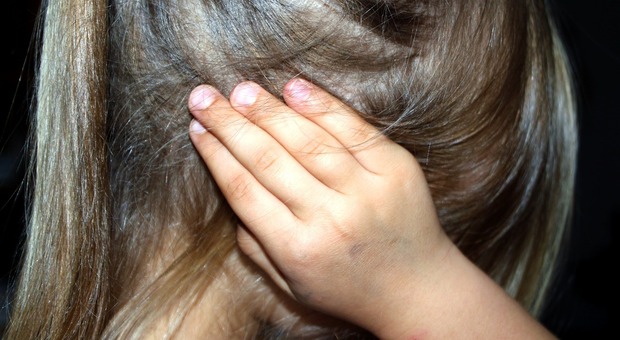 Molestie alla nipotina della convivente, condannato un anziano: la vittima è una bimba di 9 anni