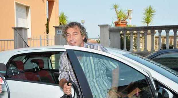Massimo Liberati scende dall'auto davanti casa a San Benedetto