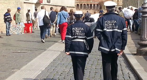 Roma, Primo maggio, quattro agenti feriti durante controlli antiabusivismo: tra la merce anche droga