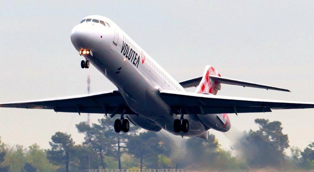 Scatta l'allarme in volo: l'aereo Volotea riatterra dopo il decollo