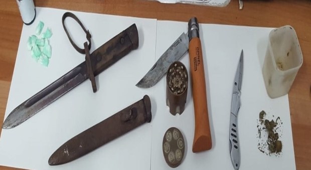 In casa droga, coltelli e baionetta della I guerra mondiale: denunciato