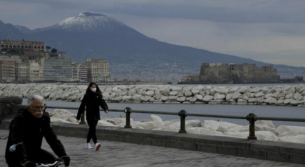 Neve sul Vesuvio, torna il gelo su Napoli alla vigilia della primavera