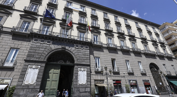 Conti in rosso al Comune di Napoli, il dossier: «Voragine riscossione»