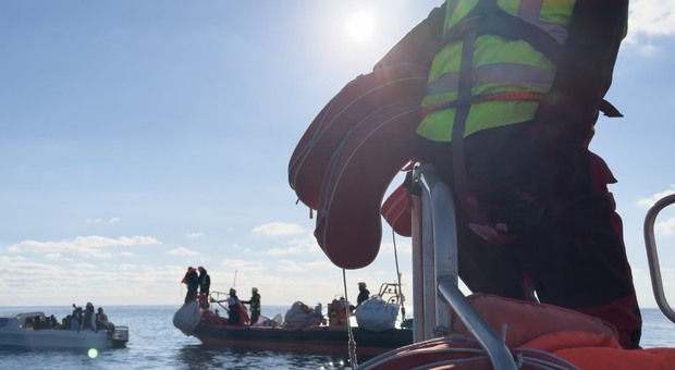 Nave Ocean viking arrivata in porto a Bari: a bordo 244 migranti