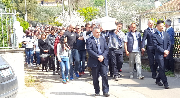 Massacro di Alatri, in cinquemila per l'addio a Emanuele: «Il perdono lasciamolo a Dio»