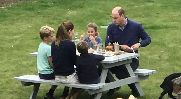 William e Kate, domenica al parco con i royal babies: piedi nudi, hamburger e patatine: «Come una famiglia qualsiasi»