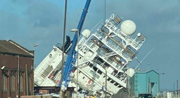Vento fortissimo, la nave si inclina su un fianco: 25 passeggeri feriti, panico in Scozia