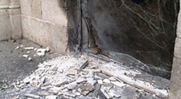 Paura in Campania: una bomba contro la casa di un pensionato