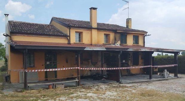 Decide di ospitare migranti, la casa distrutta da un incendio